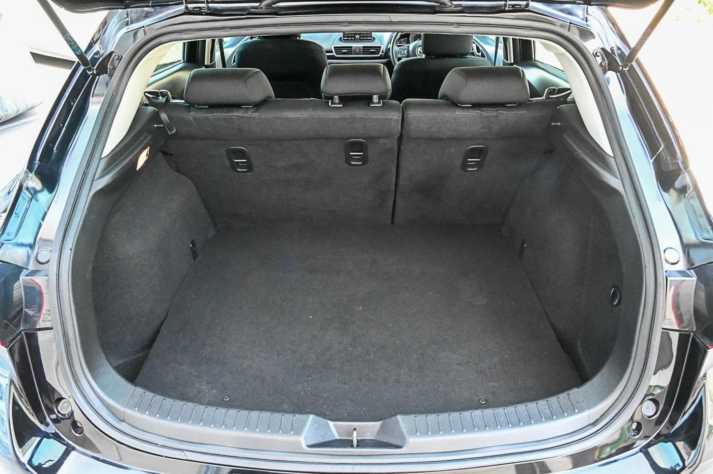 2014 Mazda 3 Neo — photograph 8 of 23