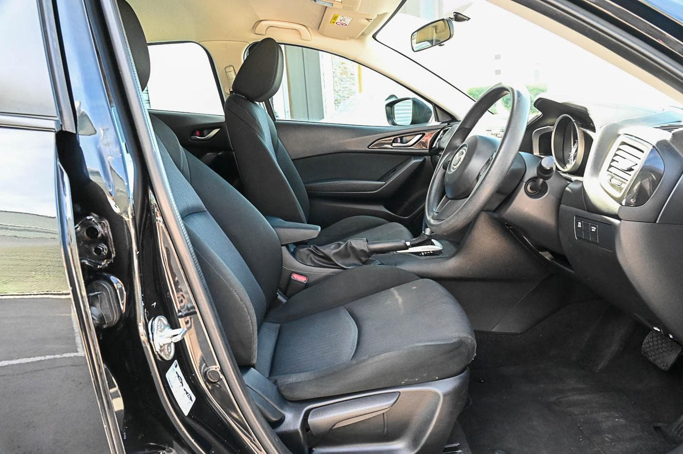 2014 Mazda 3 Neo — photograph 15 of 23