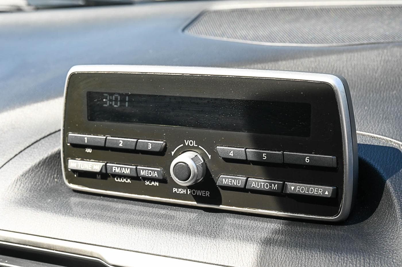 2014 Mazda 3 Neo — photograph 18 of 23