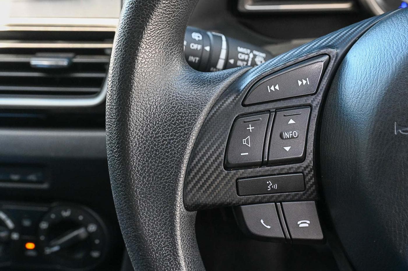 2014 Mazda 3 Neo — photograph 19 of 23