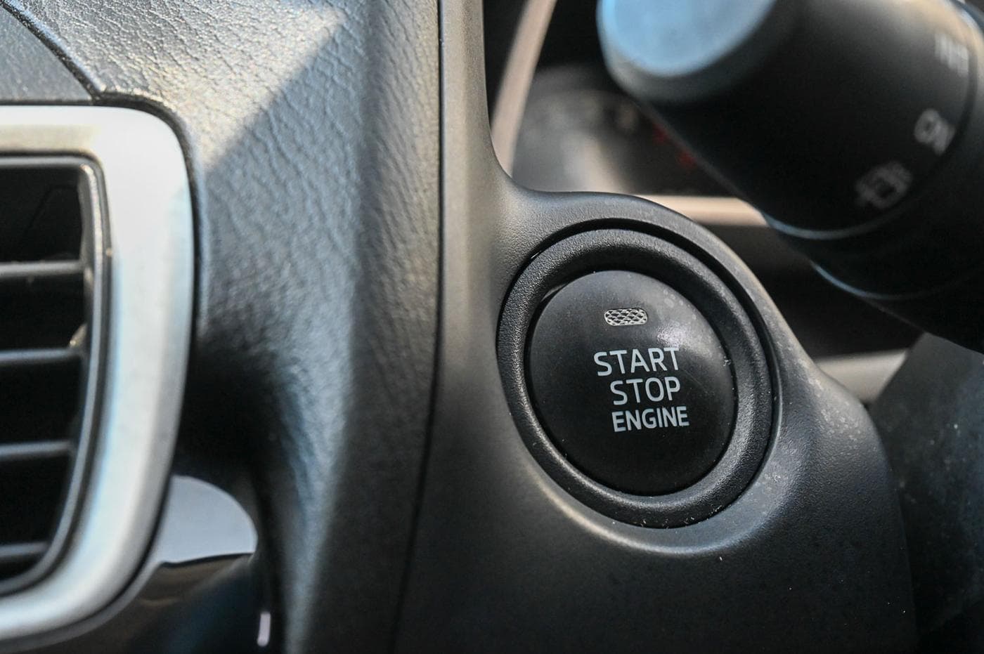 2014 Mazda 3 Neo — photograph 21 of 23