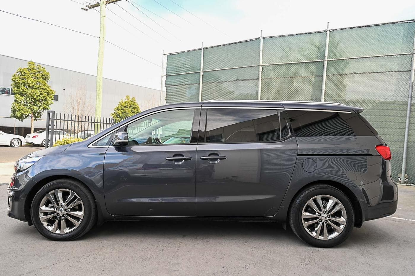 2016 Kia Carnival Platinum CRDi — photograph 7 of 33