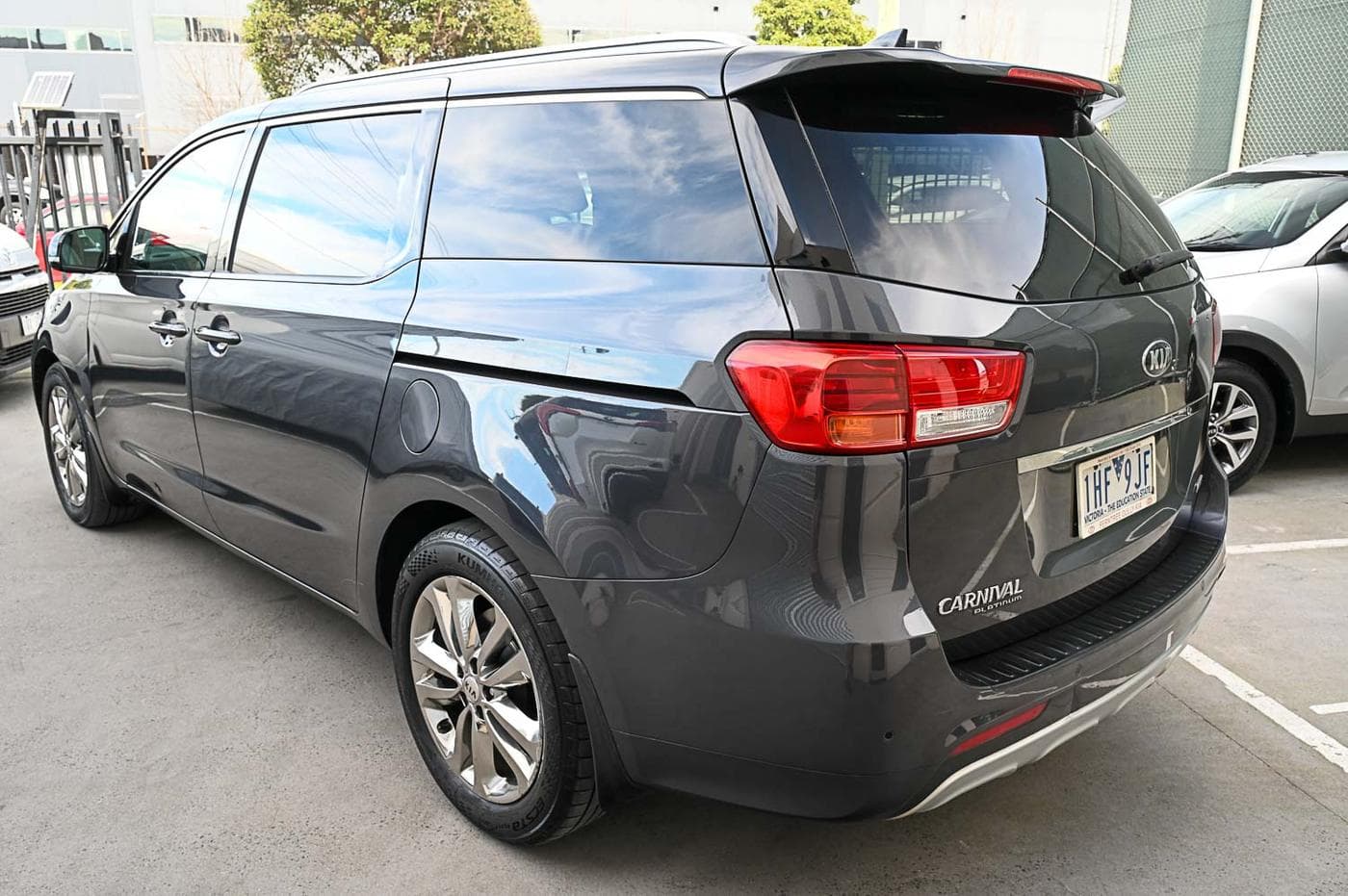 2016 Kia Carnival Platinum CRDi — photograph 8 of 33