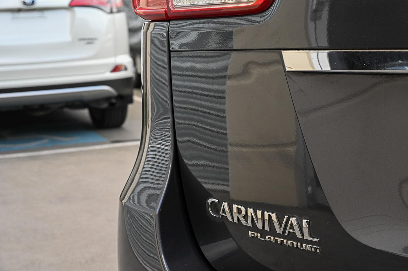 2016 Kia Carnival Platinum CRDi — photograph 9 of 33