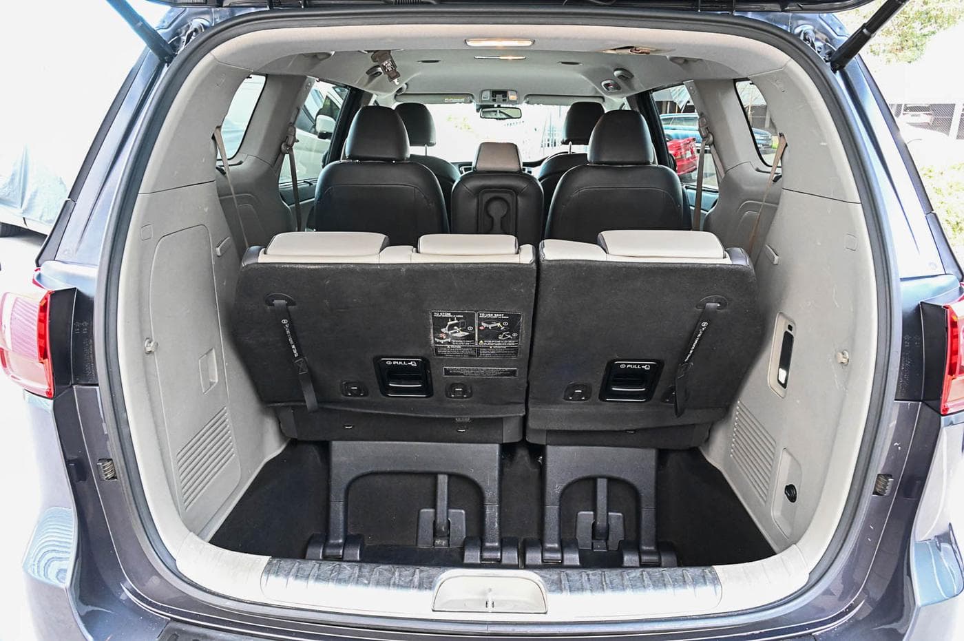 2016 Kia Carnival Platinum CRDi — photograph 12 of 33