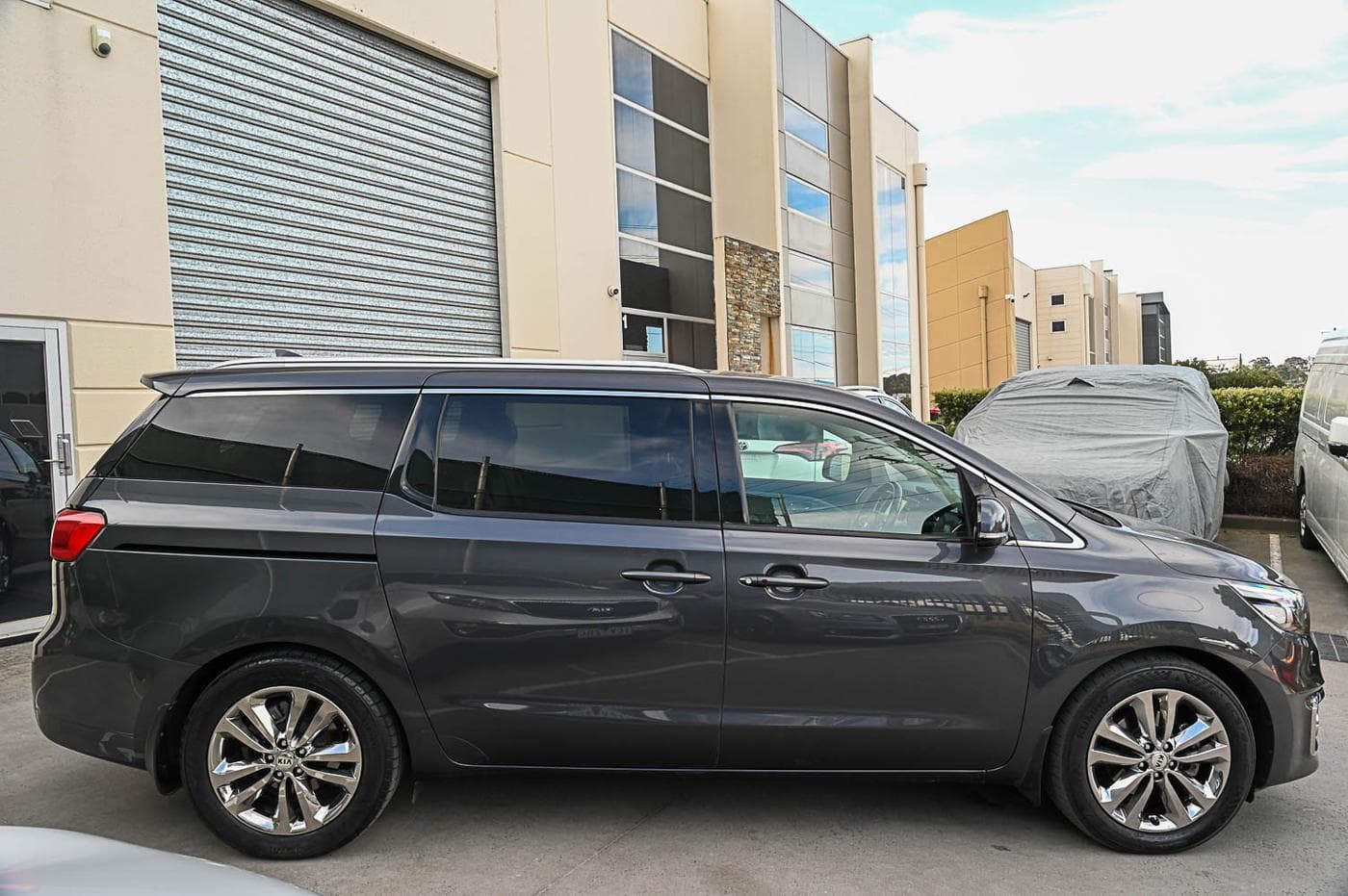 2016 Kia Carnival Platinum CRDi — photograph 15 of 33
