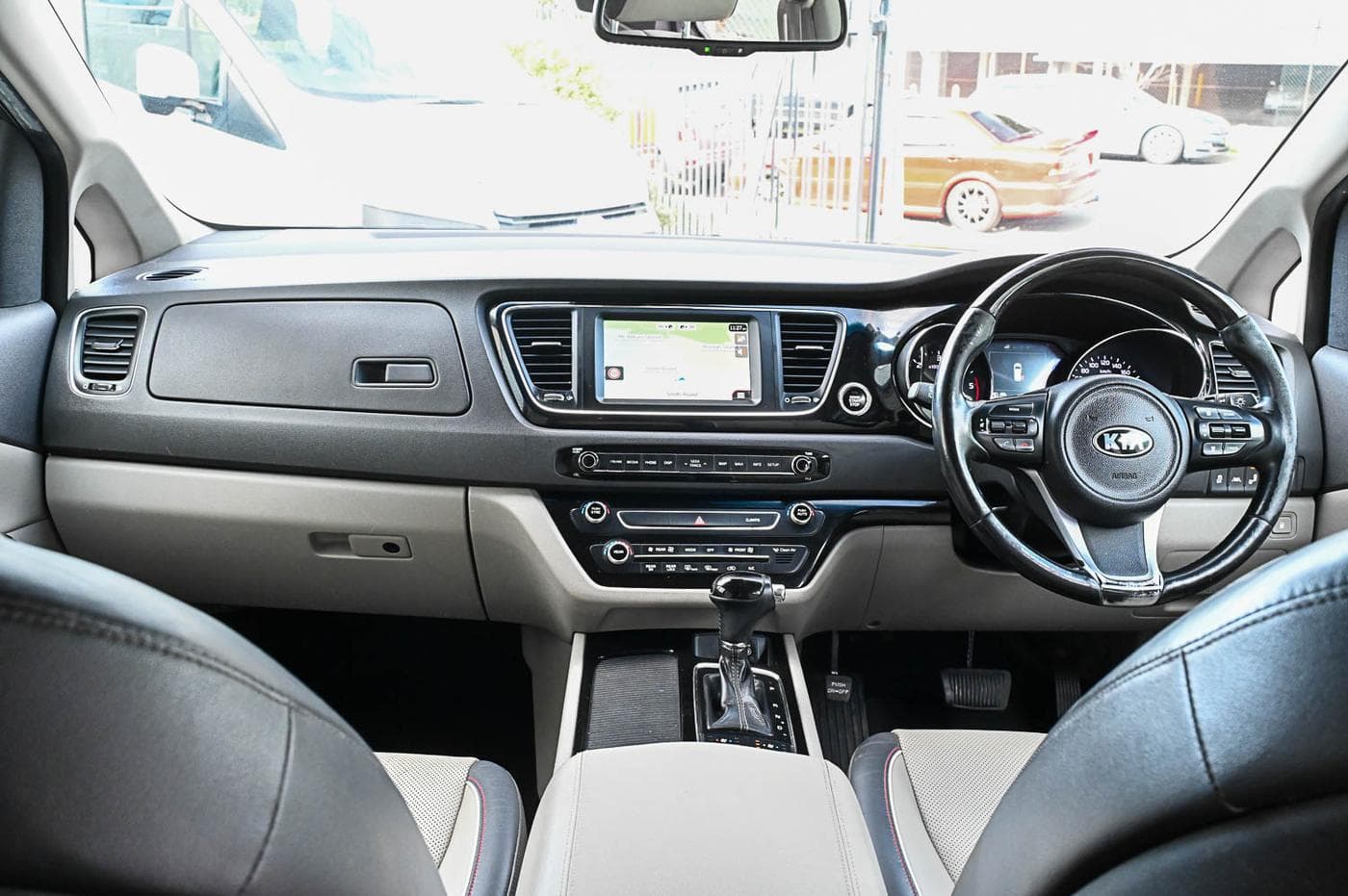 2016 Kia Carnival Platinum CRDi — photograph 17 of 33