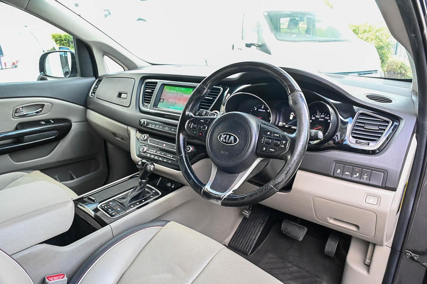 2016 Kia Carnival Platinum CRDi — photograph 20 of 33