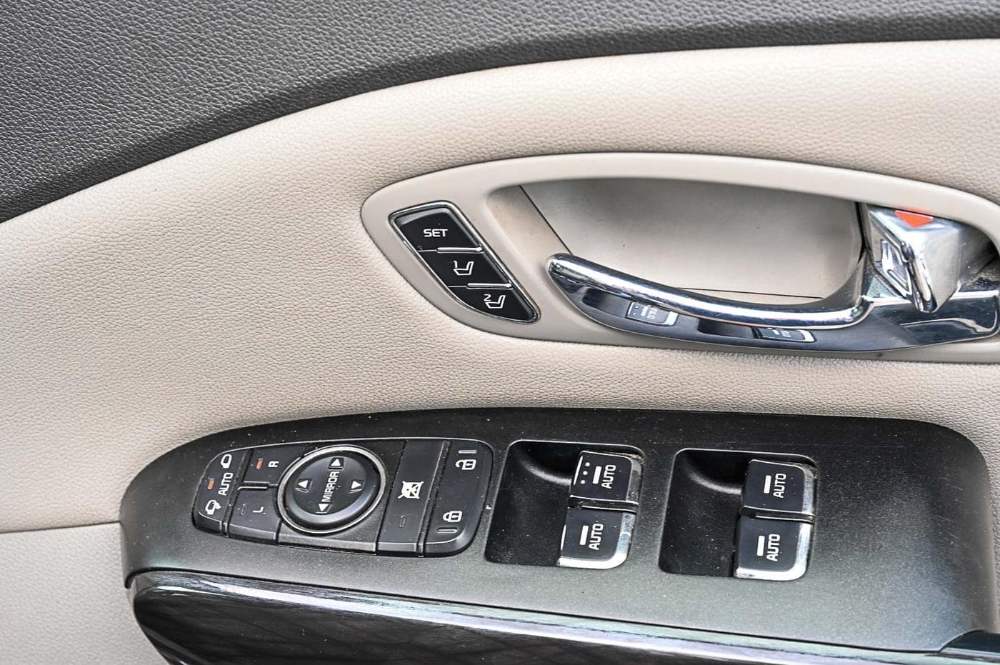 2016 Kia Carnival Platinum CRDi — photograph 23 of 33