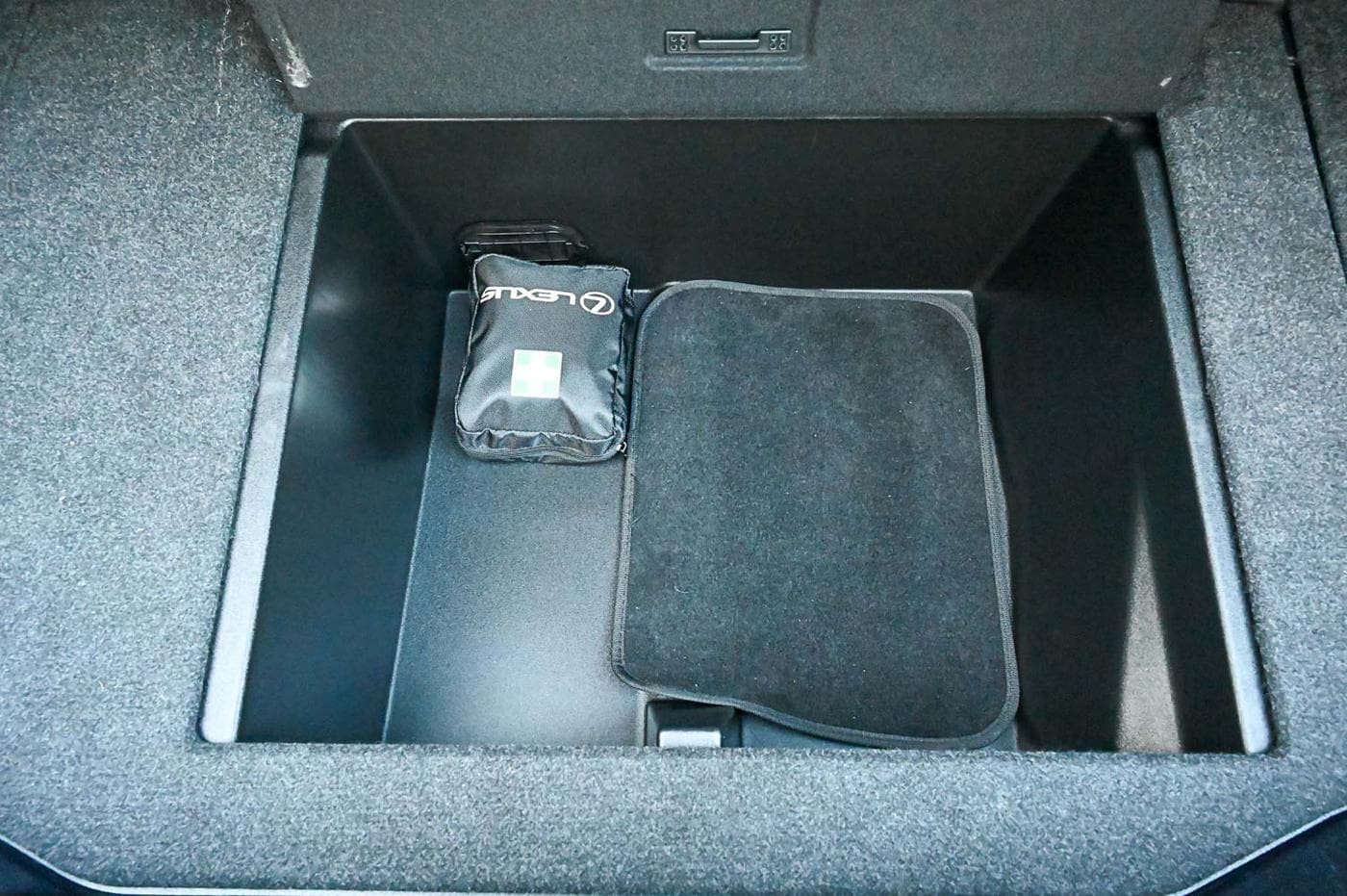 2015 Toyota Crown Majesta — photograph 7 of 32