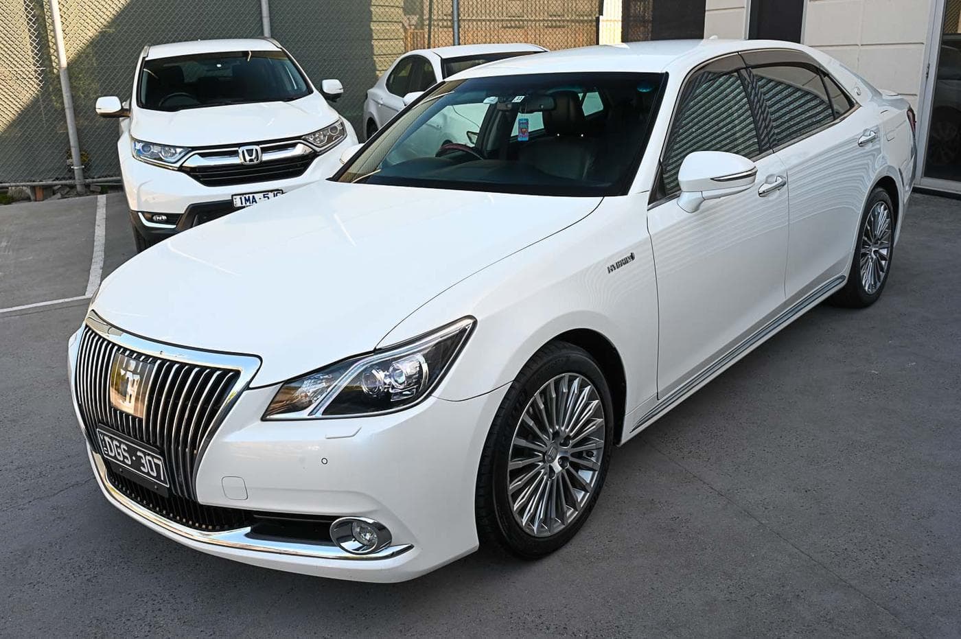 2015 Toyota Crown Majesta — photograph 9 of 32