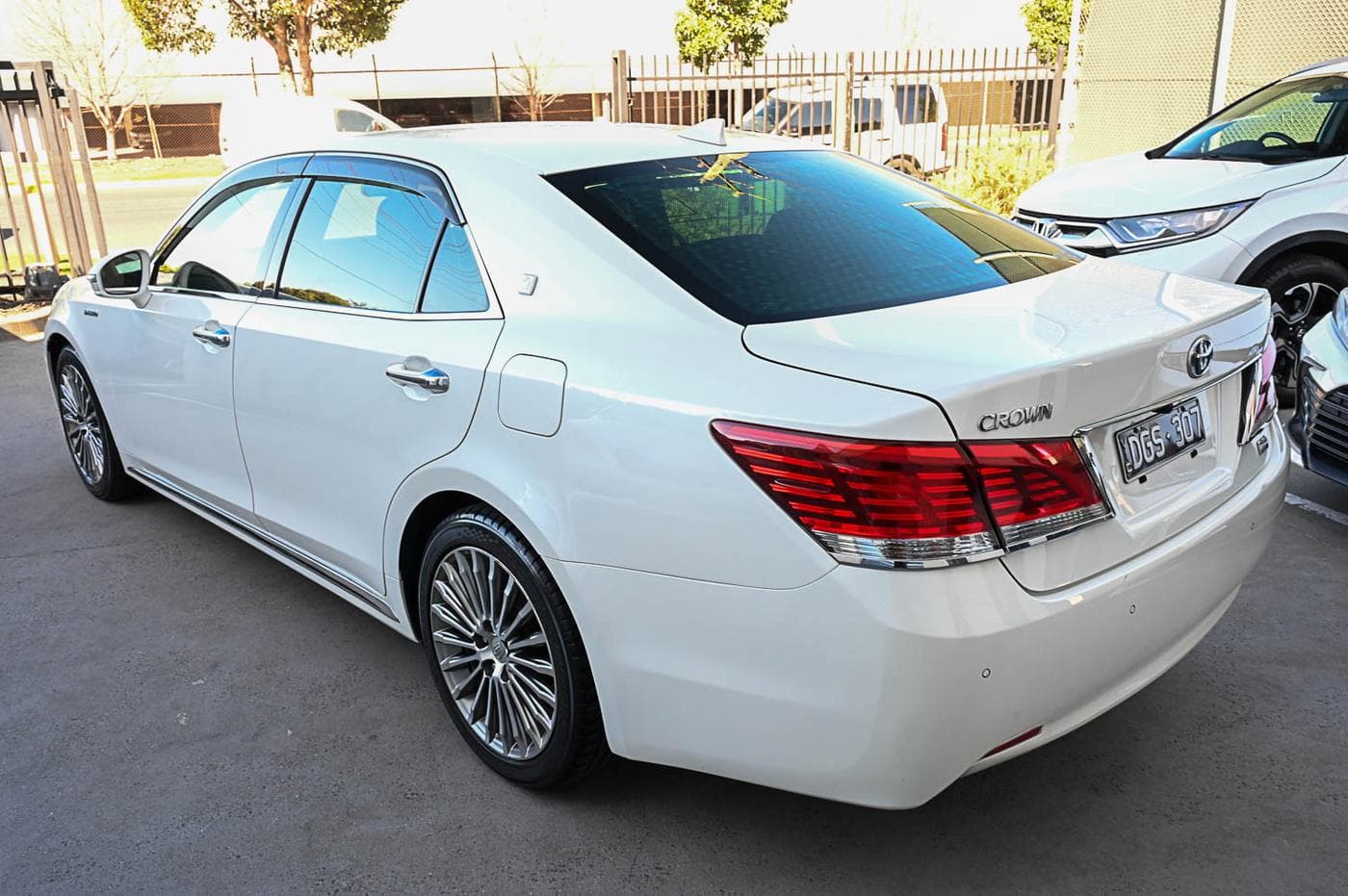 2015 Toyota Crown Majesta — photograph 11 of 32