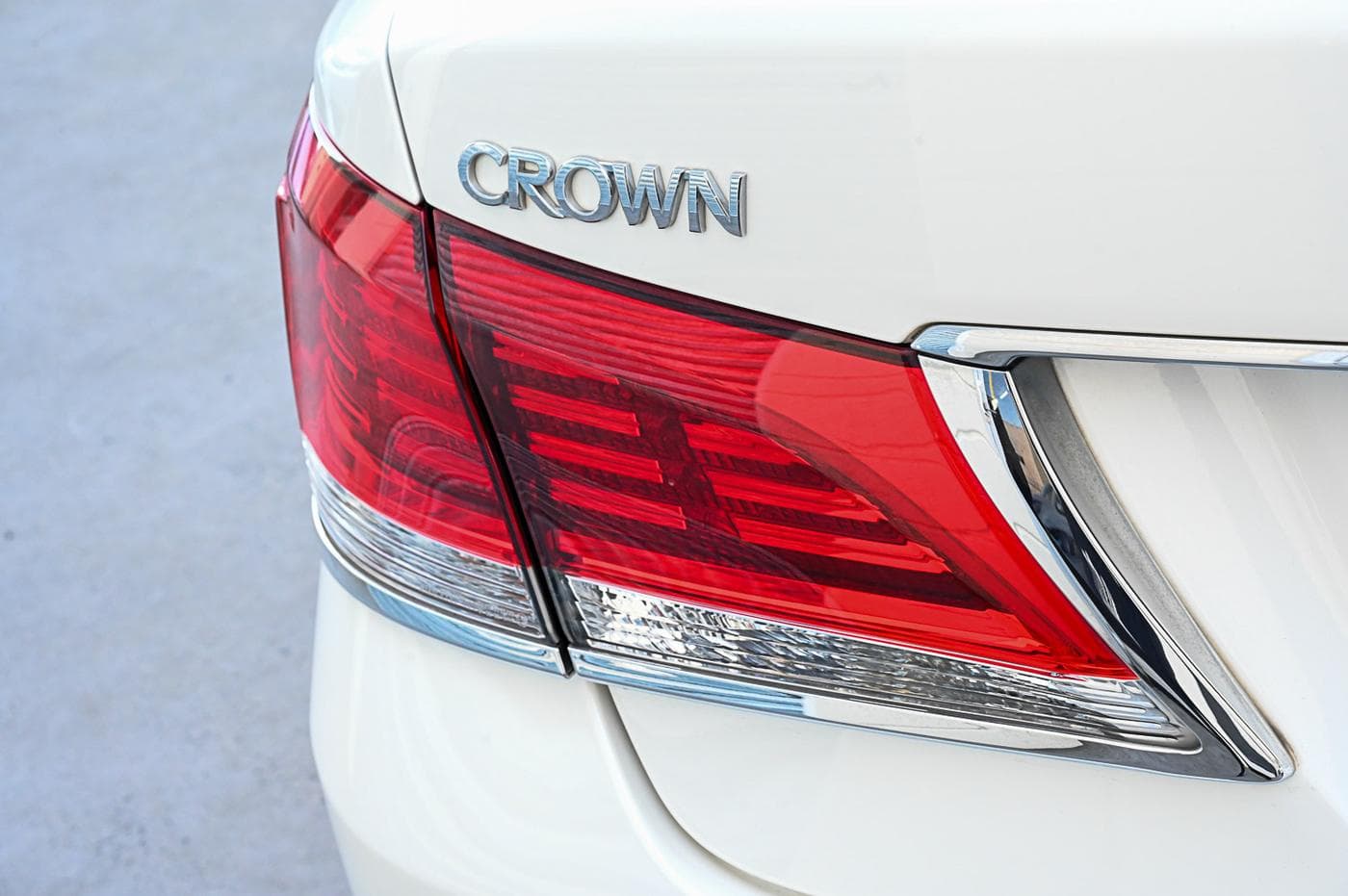 2015 Toyota Crown Majesta — photograph 12 of 32