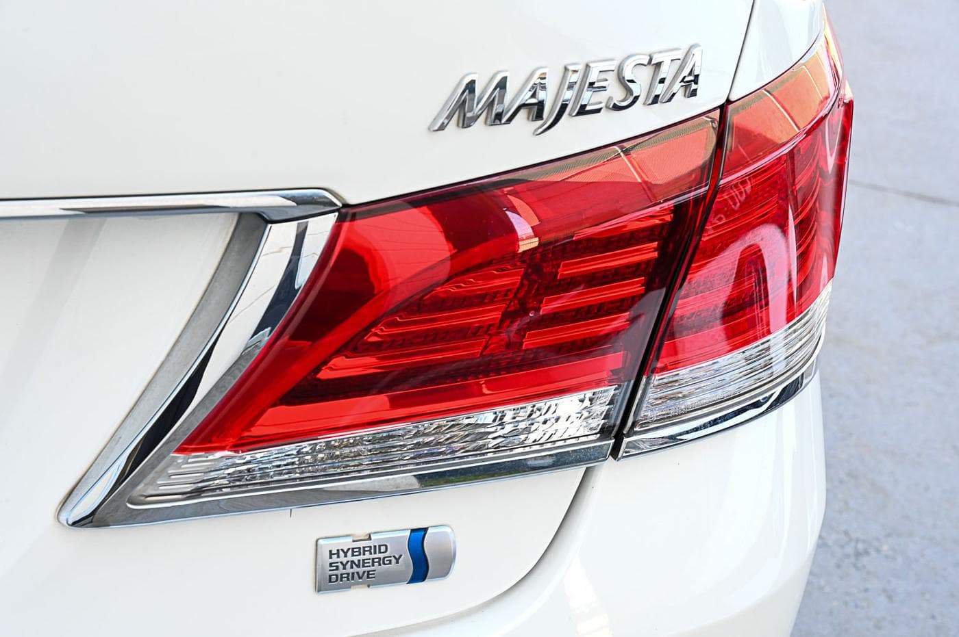 2015 Toyota Crown Majesta — photograph 13 of 32