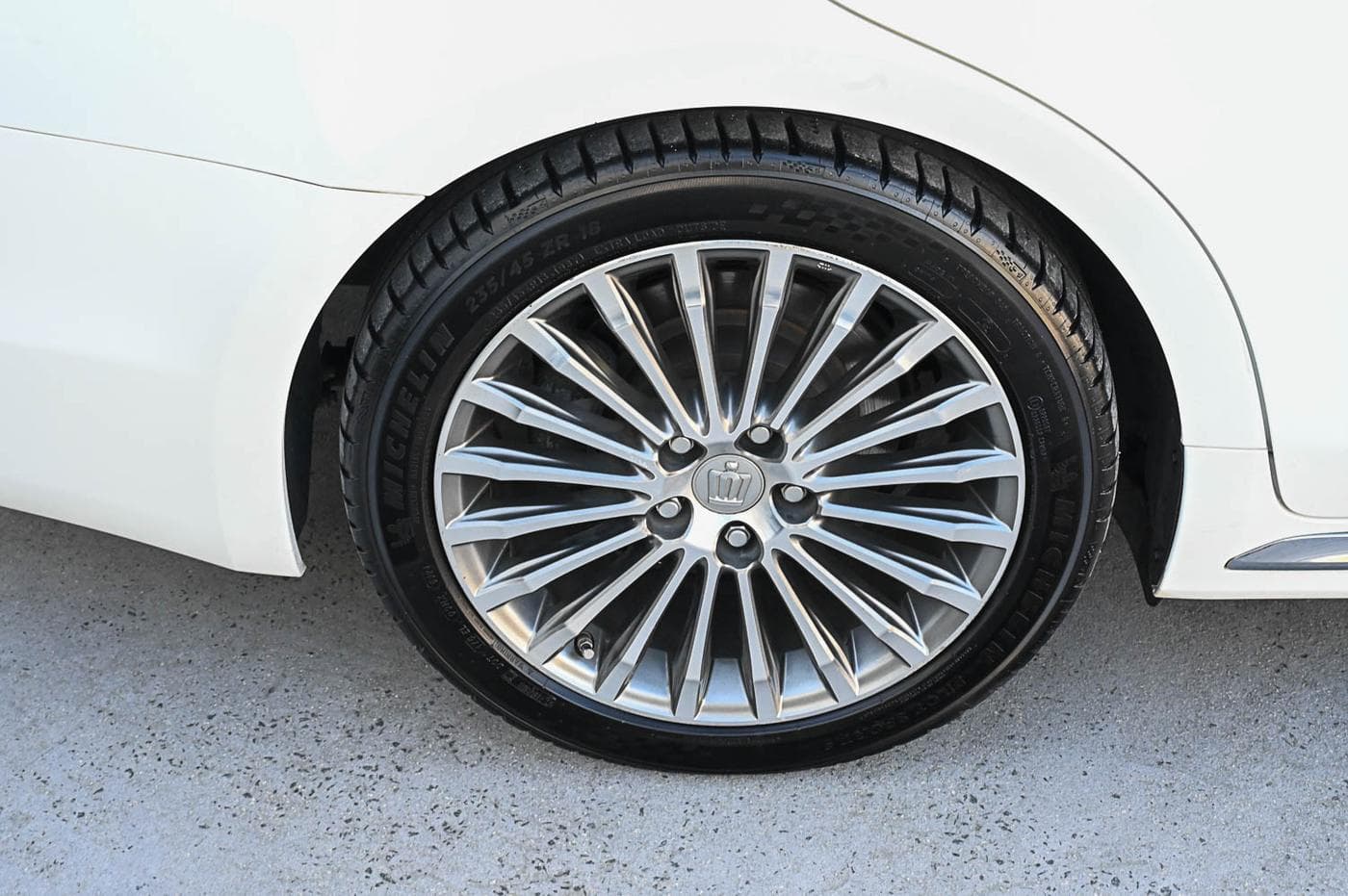 2015 Toyota Crown Majesta — photograph 17 of 32