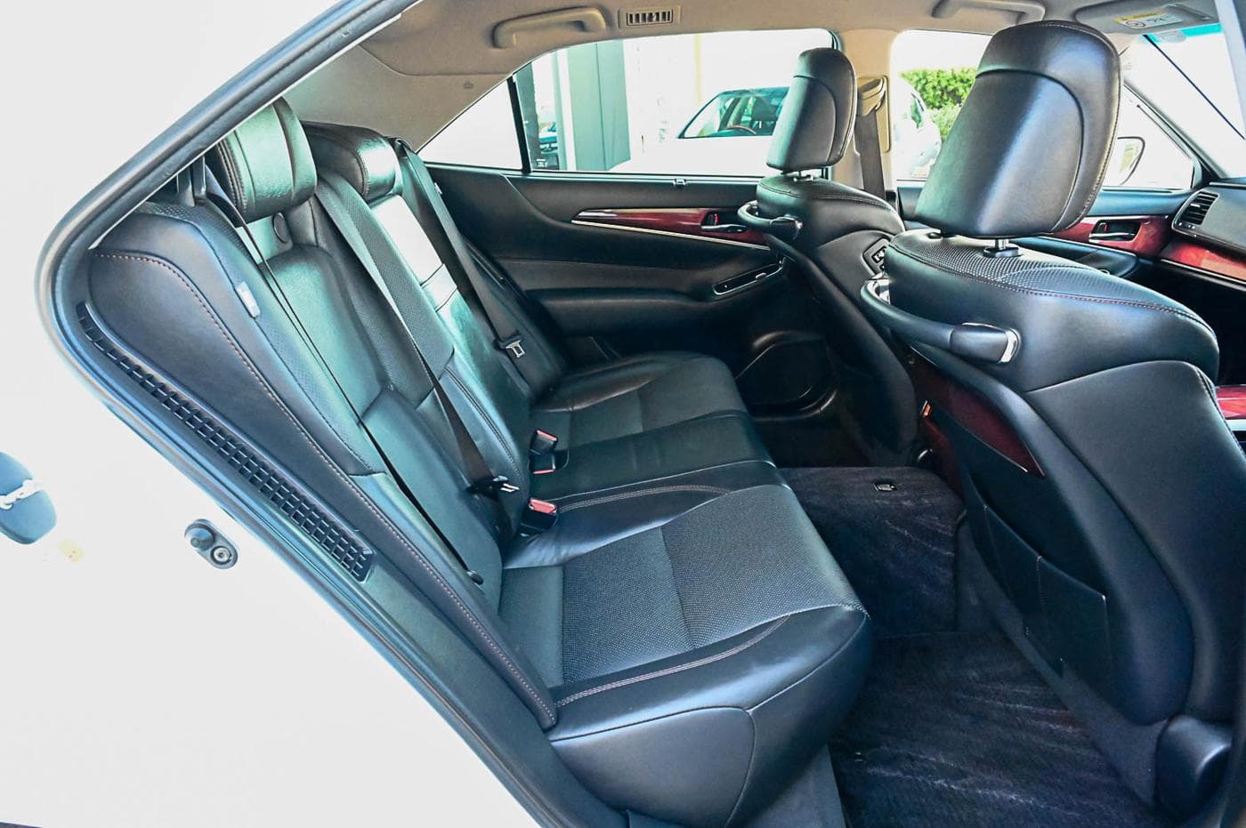 2015 Toyota Crown Majesta — photograph 18 of 32