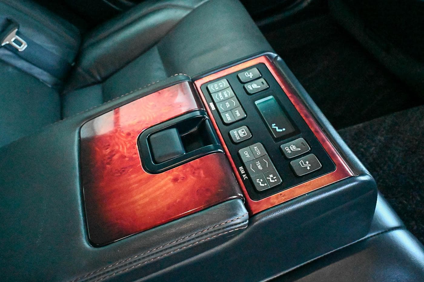 2015 Toyota Crown Majesta — photograph 20 of 32