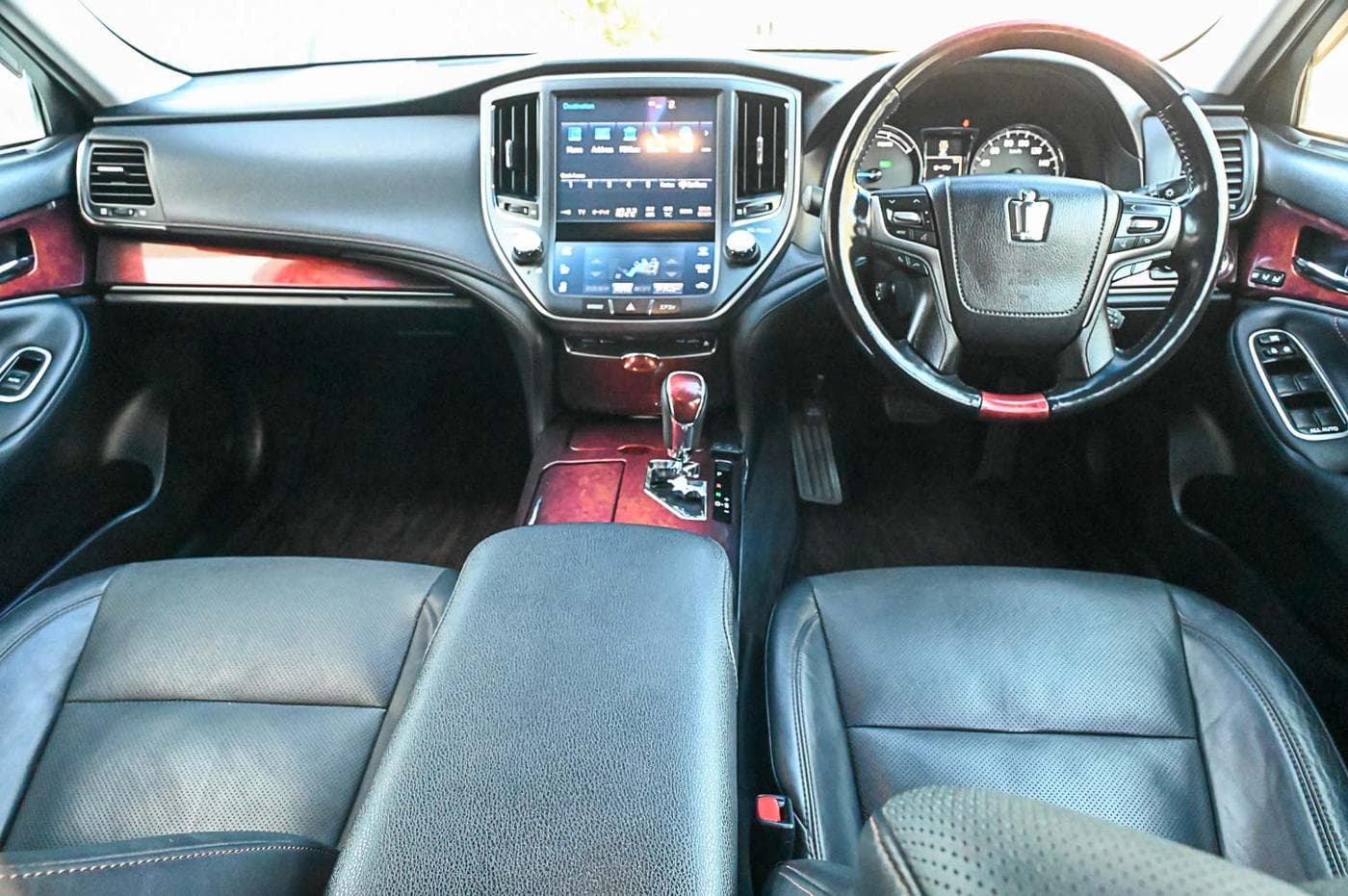2015 Toyota Crown Majesta — photograph 22 of 32