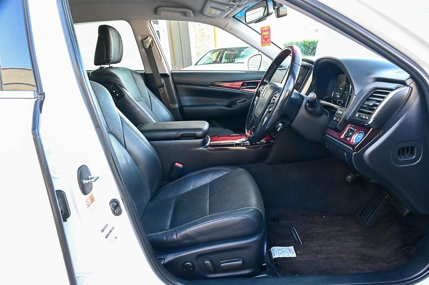 2015 Toyota Crown Majesta — photograph 23 of 32