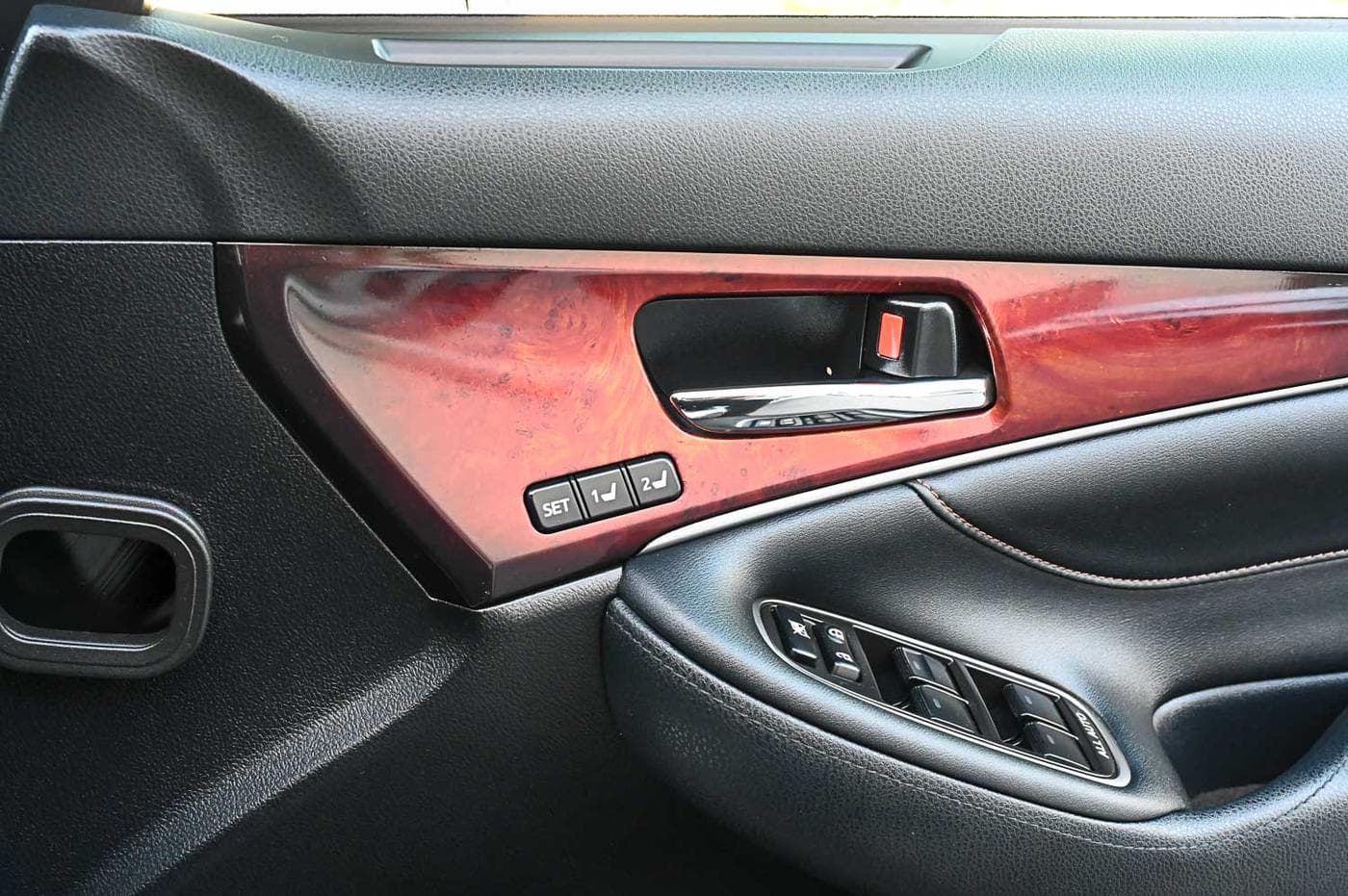 2015 Toyota Crown Majesta — photograph 25 of 32