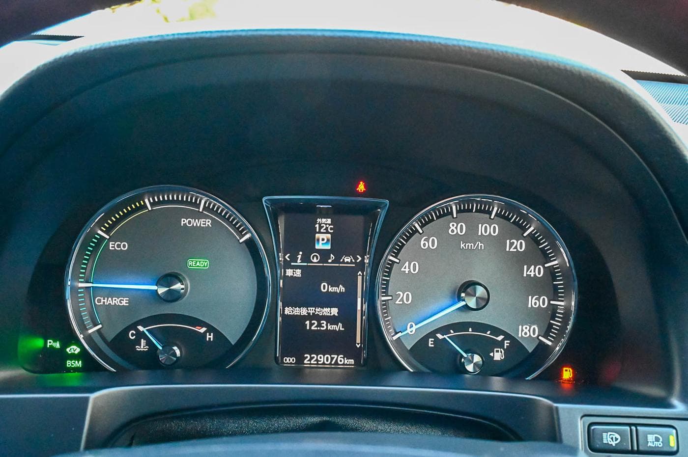 2015 Toyota Crown Majesta — photograph 28 of 32