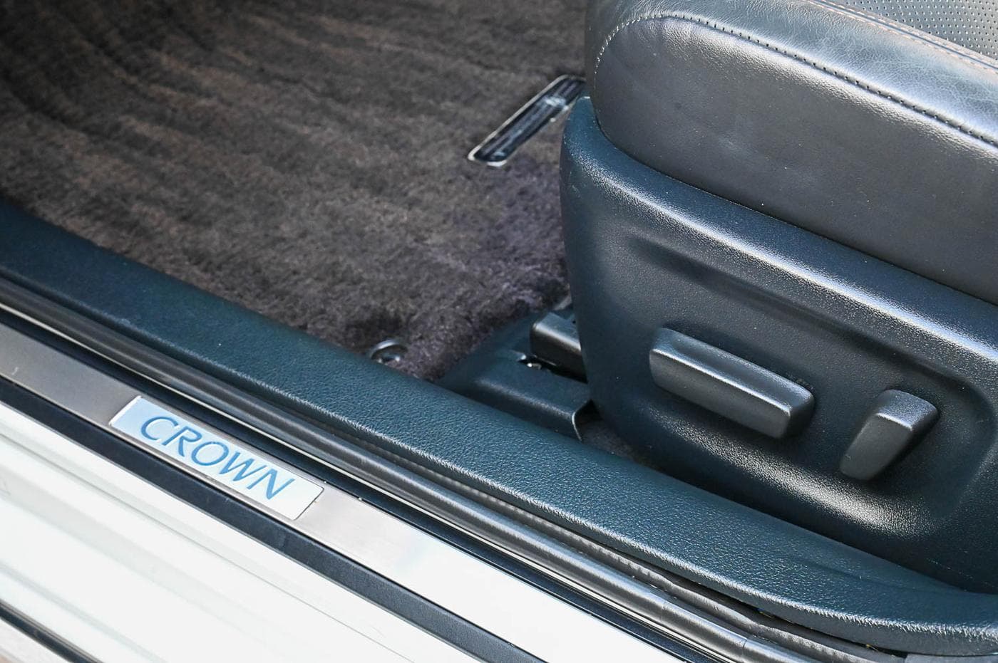 2015 Toyota Crown Majesta — photograph 32 of 32