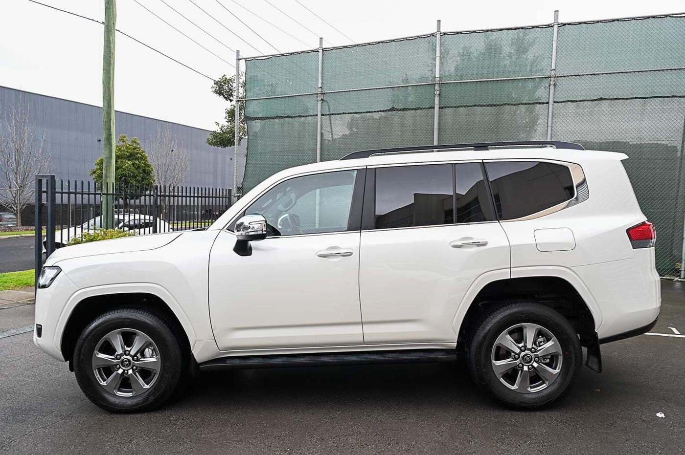 2025 Toyota LandCruiser Sahara — photograph 8 of 37