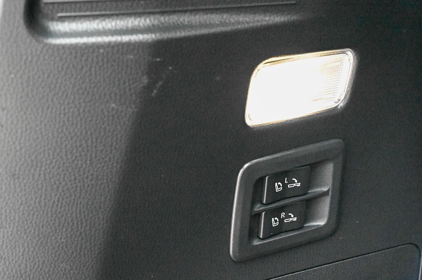 2025 Toyota LandCruiser Sahara — photograph 15 of 37