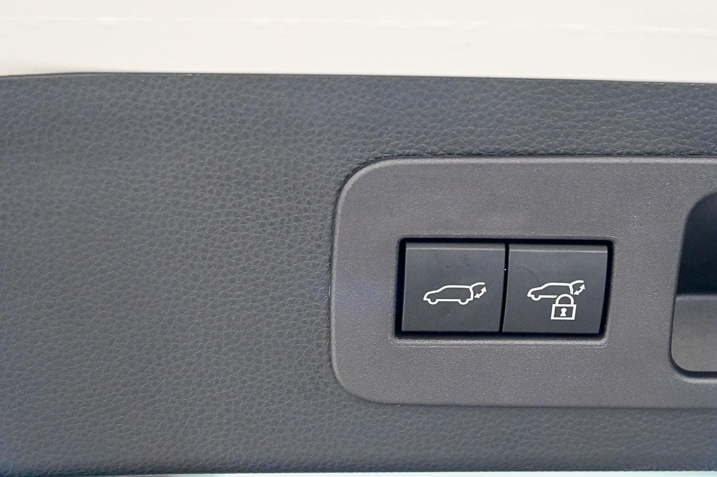 2025 Toyota LandCruiser Sahara — photograph 16 of 37