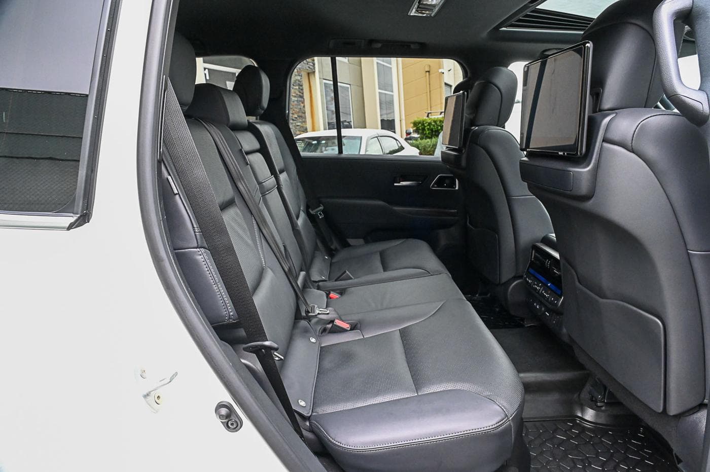 2025 Toyota LandCruiser Sahara — photograph 17 of 37