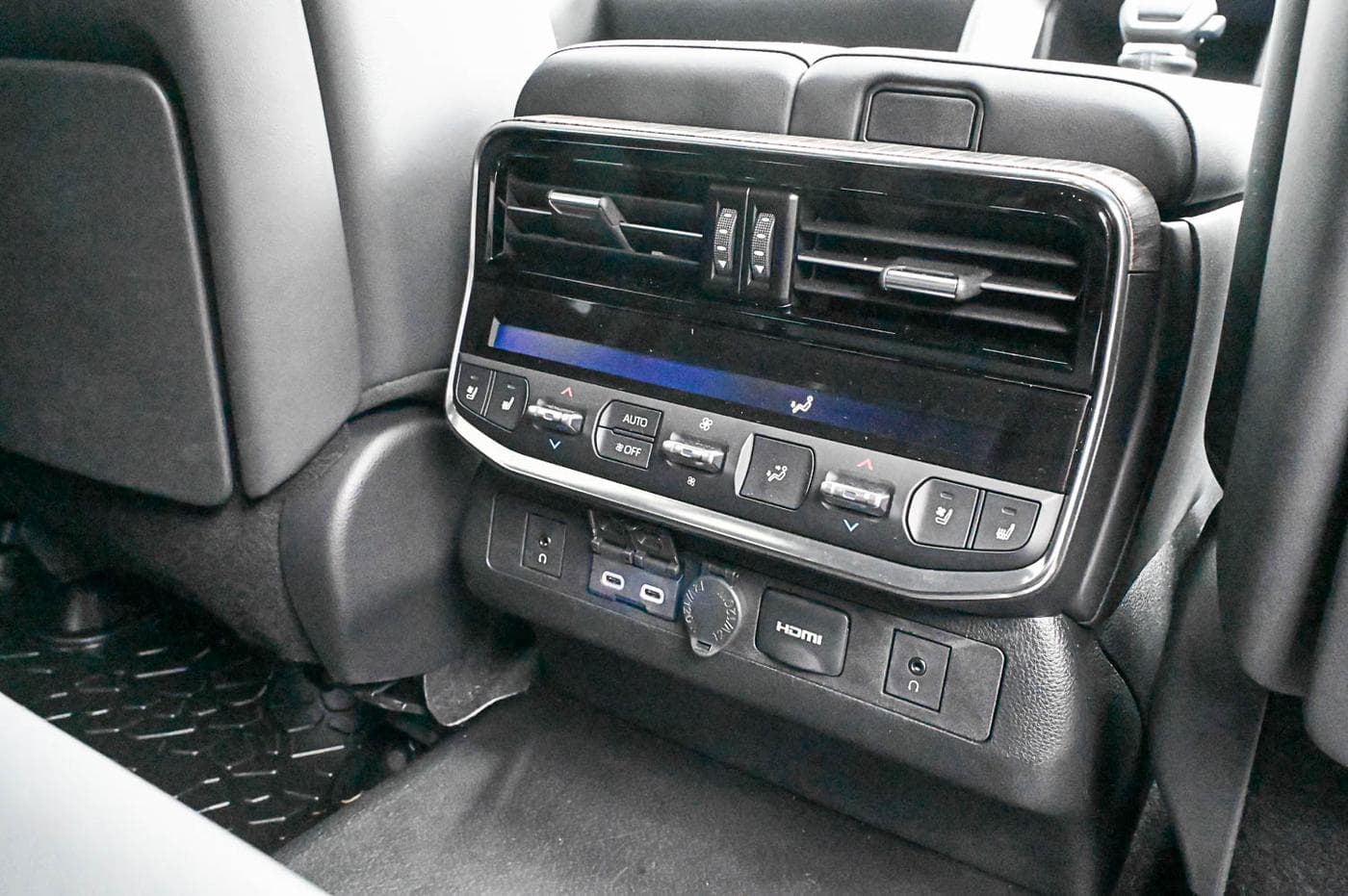 2025 Toyota LandCruiser Sahara — photograph 19 of 37