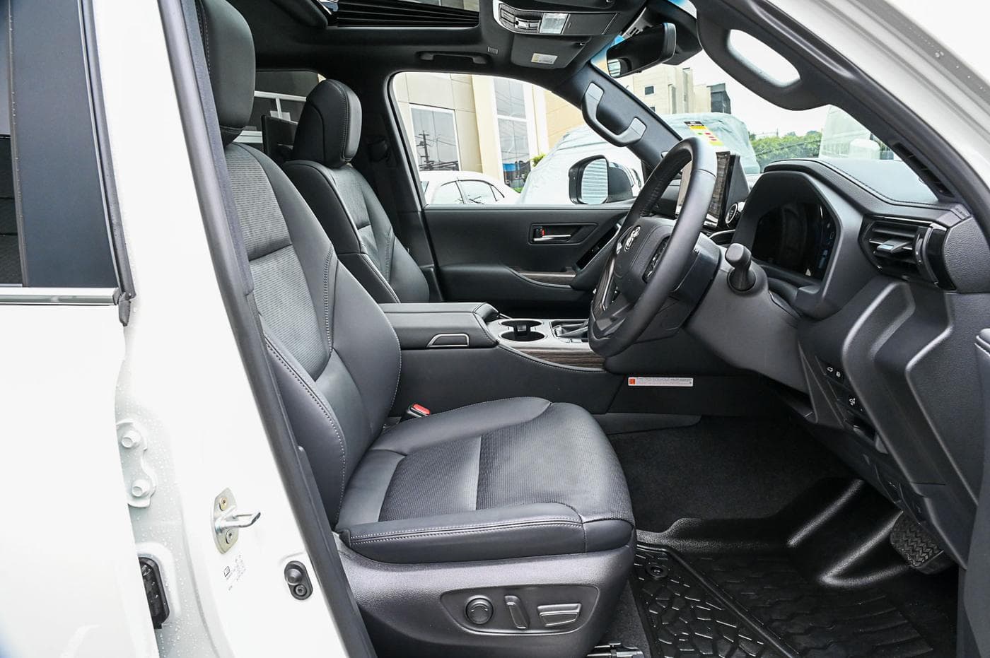 2025 Toyota LandCruiser Sahara — photograph 23 of 37