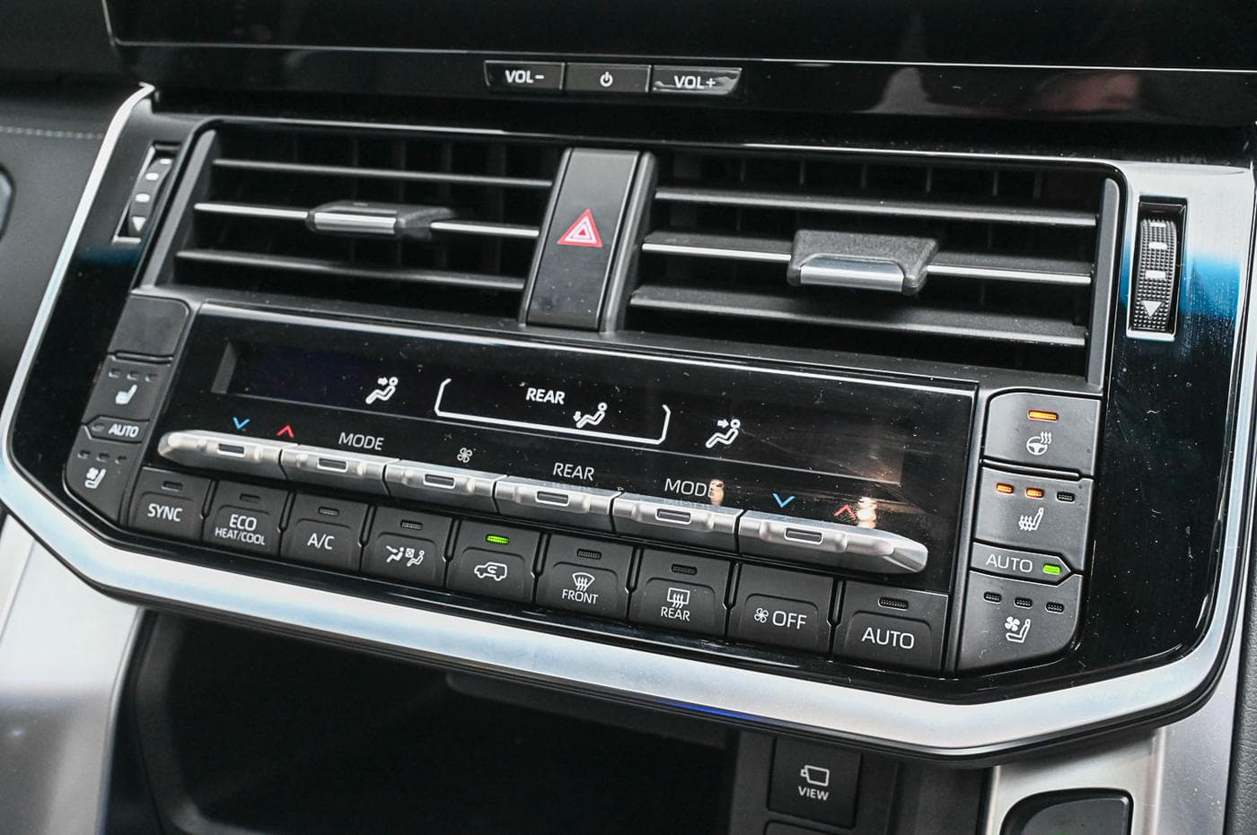 2025 Toyota LandCruiser Sahara — photograph 29 of 37