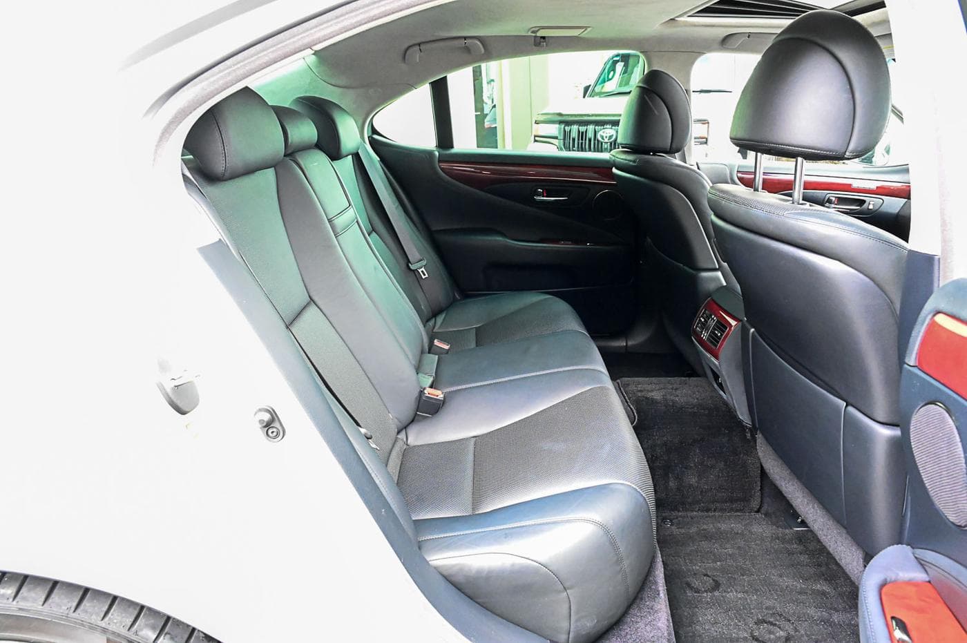 2008 Lexus LS 460 — photograph 17 of 35