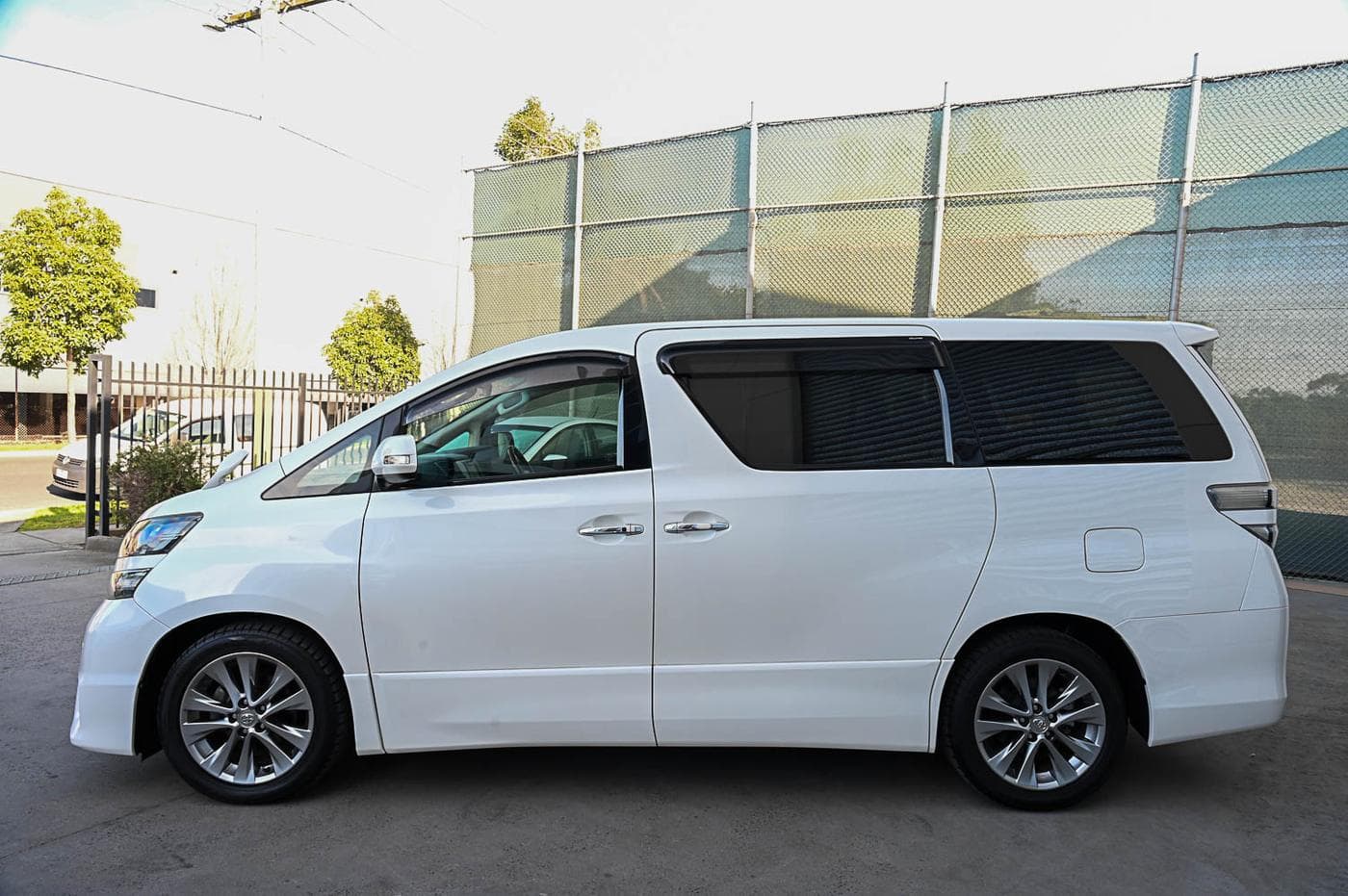2010 Toyota Vellfire V Premium — photograph 7 of 27