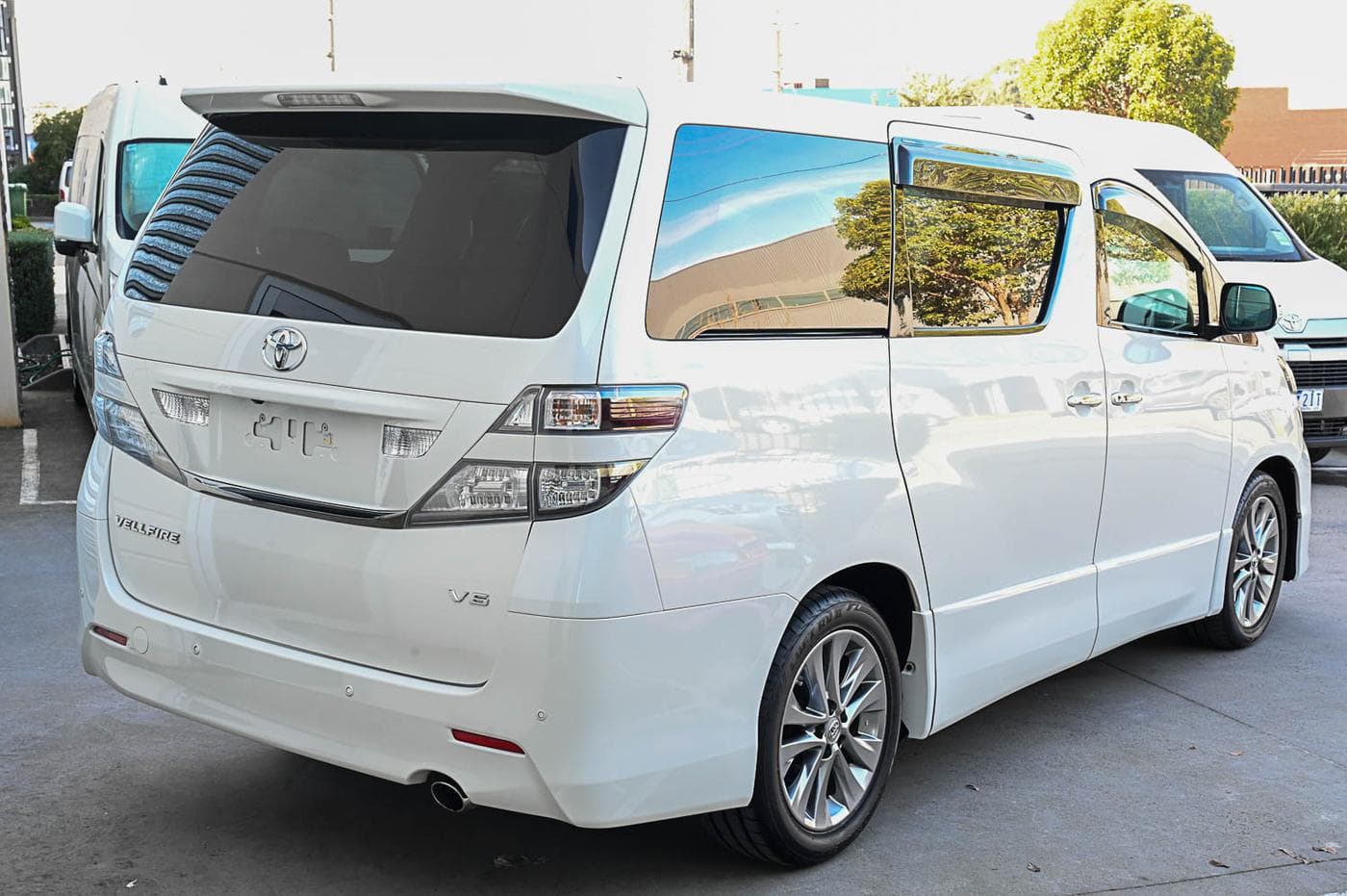 2010 Toyota Vellfire V Premium — photograph 8 of 27