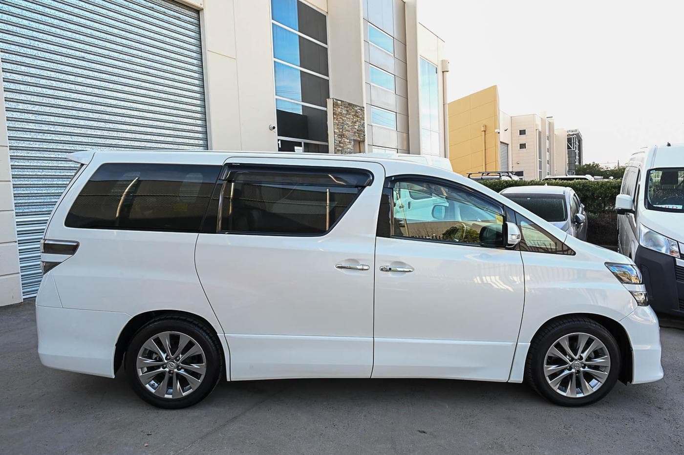 2010 Toyota Vellfire V Premium — photograph 9 of 27