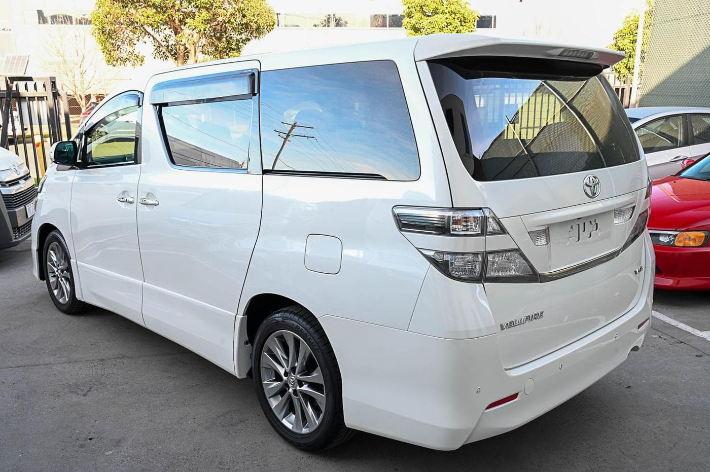 2010 Toyota Vellfire V Premium — photograph 10 of 27