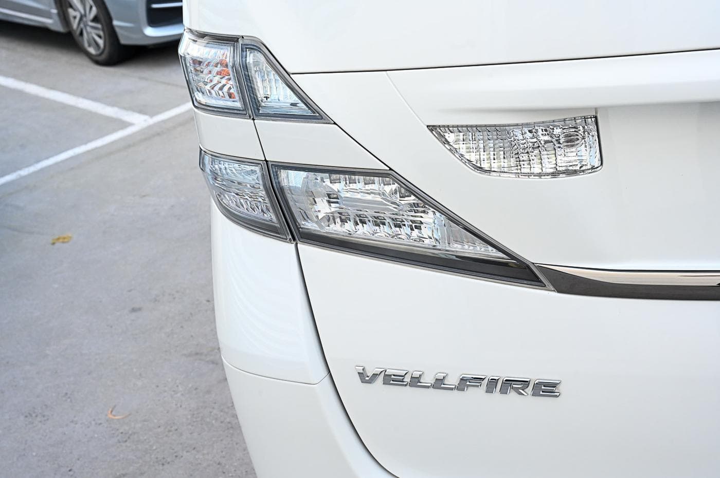 2010 Toyota Vellfire V Premium — photograph 11 of 27