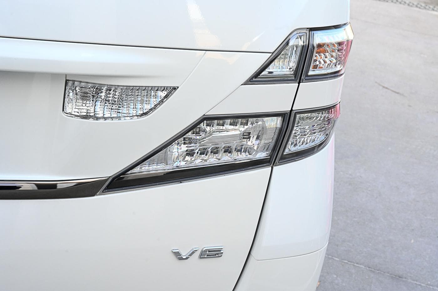 2010 Toyota Vellfire V Premium — photograph 12 of 27