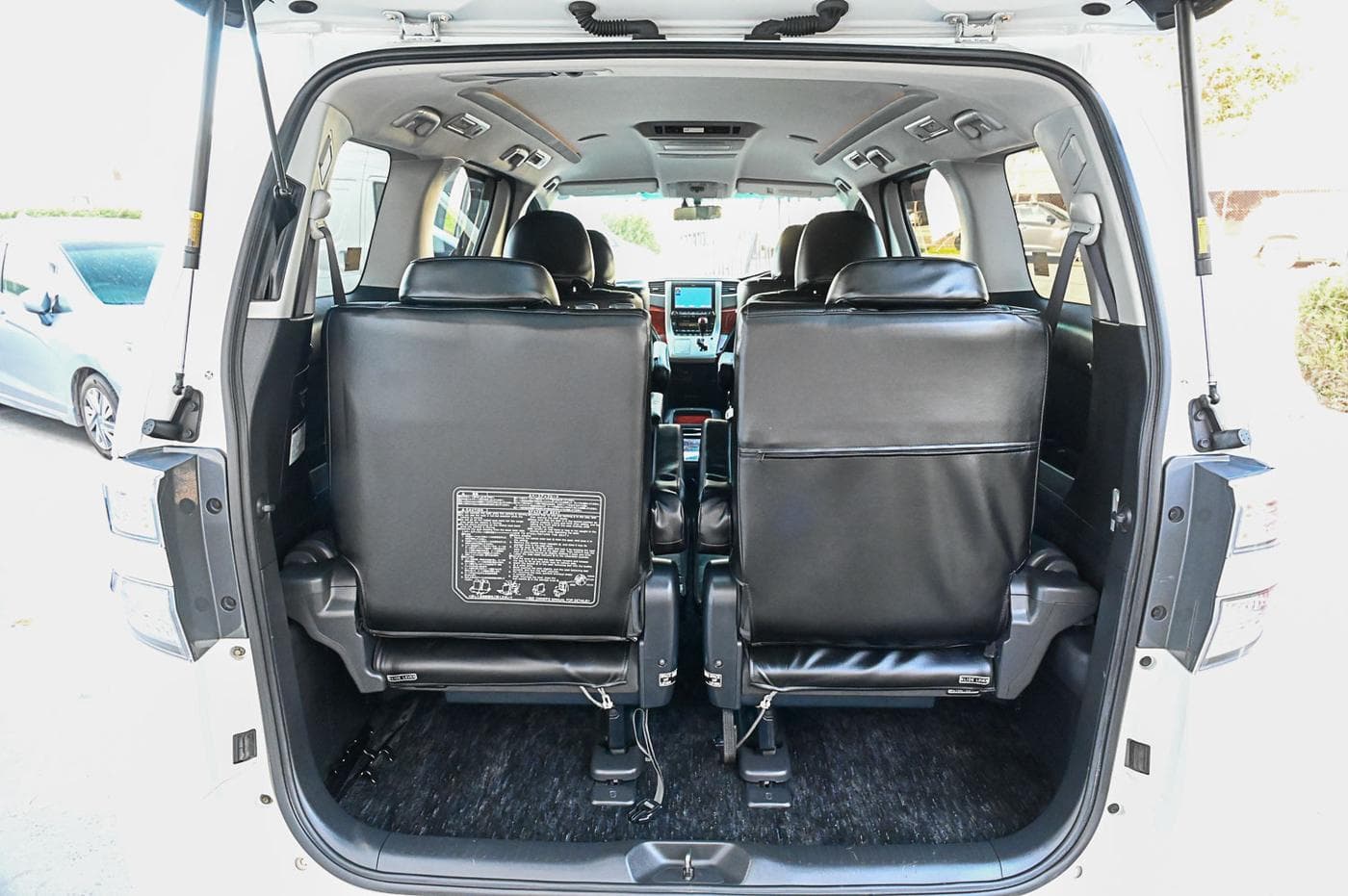 2010 Toyota Vellfire V Premium — photograph 14 of 27
