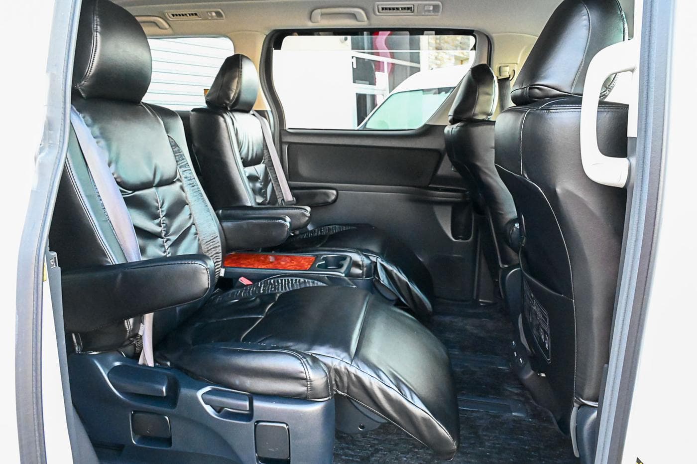 2010 Toyota Vellfire V Premium — photograph 16 of 27