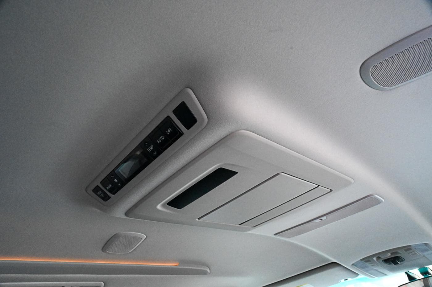 2010 Toyota Vellfire V Premium — photograph 17 of 27