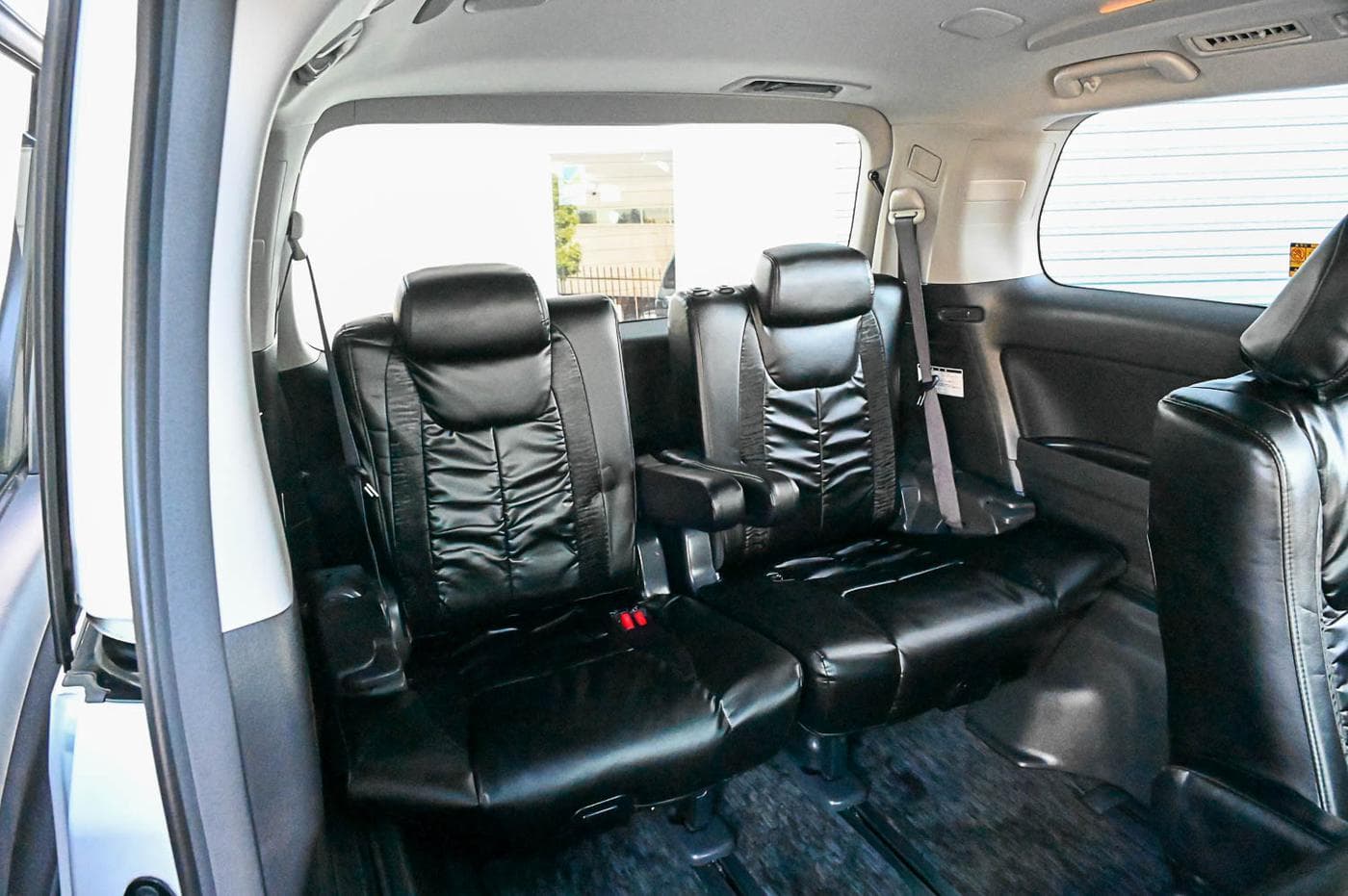 2010 Toyota Vellfire V Premium — photograph 18 of 27