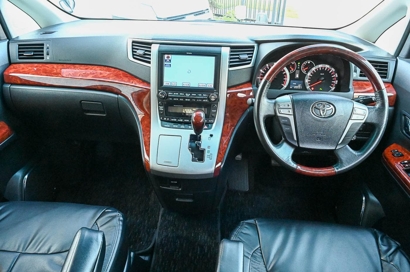 2010 Toyota Vellfire V Premium — photograph 19 of 27