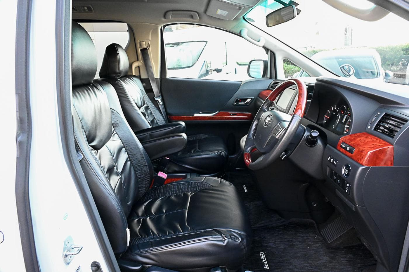 2010 Toyota Vellfire V Premium — photograph 20 of 27