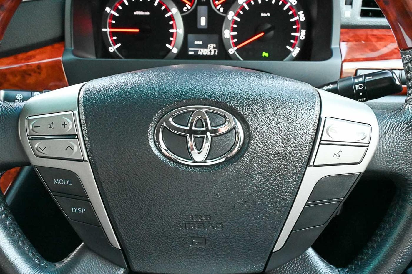 2010 Toyota Vellfire V Premium — photograph 22 of 27