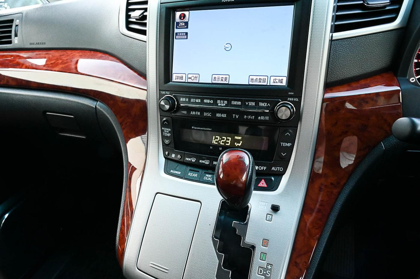 2010 Toyota Vellfire V Premium — photograph 24 of 27