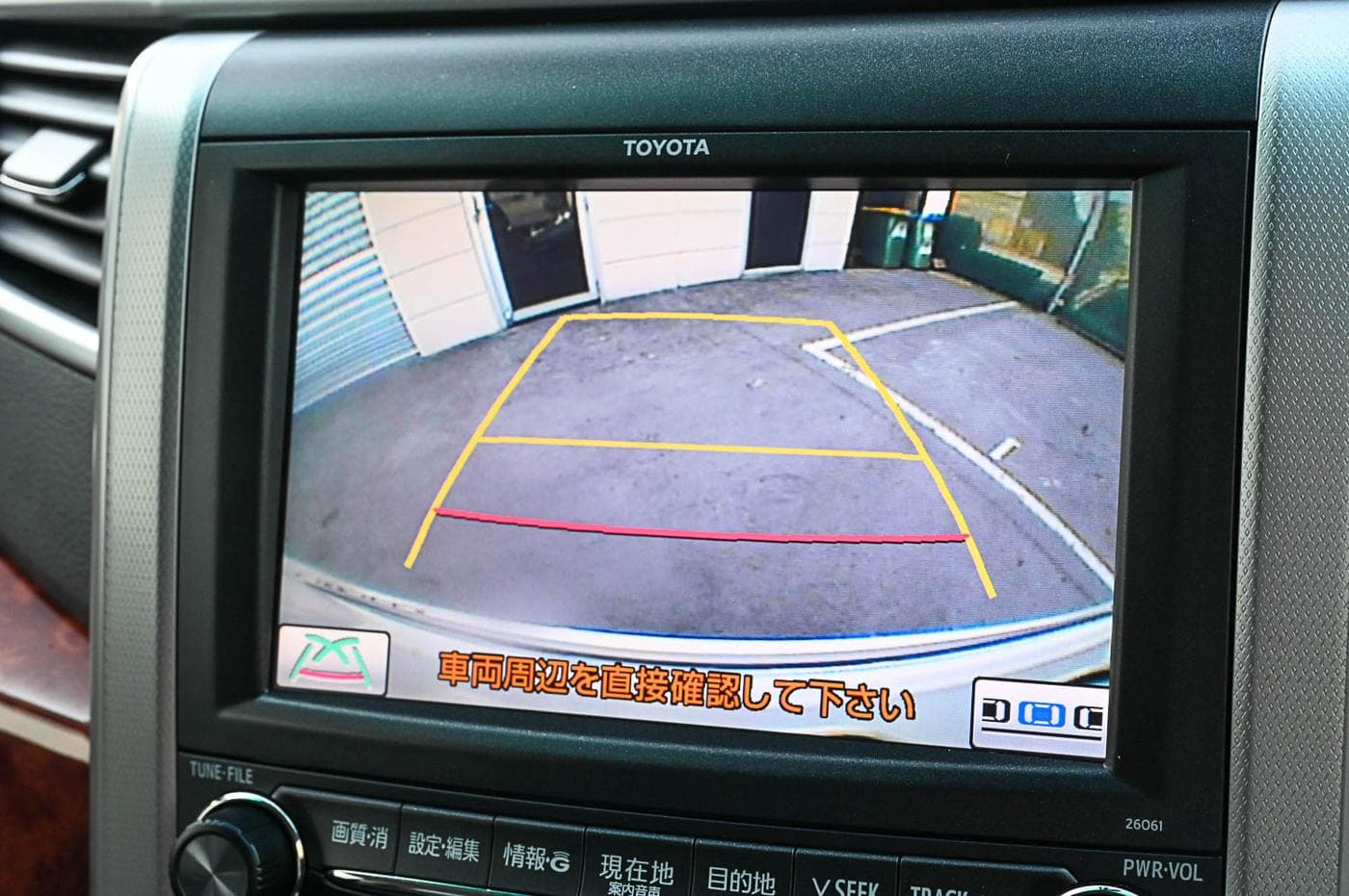 2010 Toyota Vellfire V Premium — photograph 25 of 27