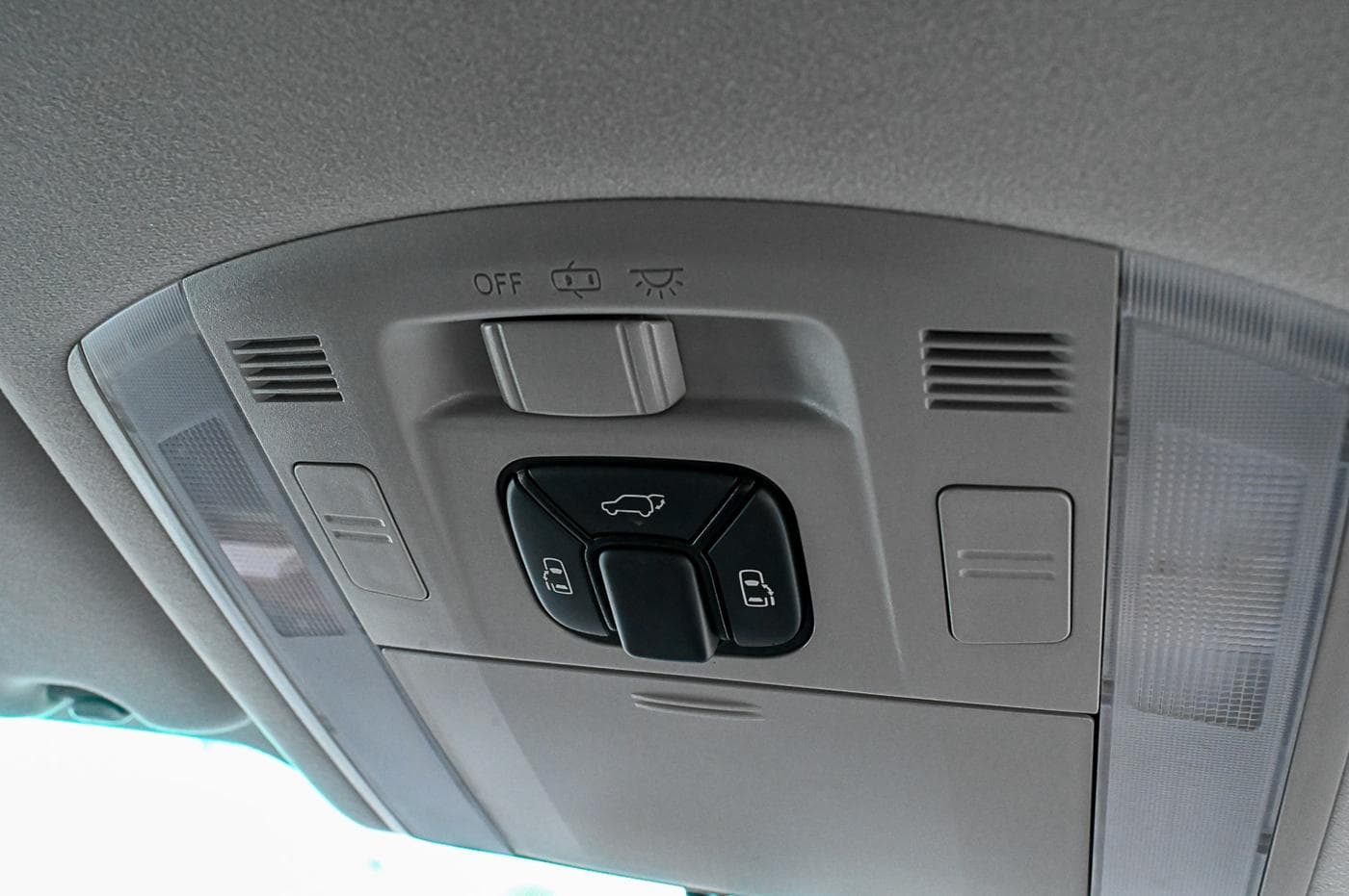 2010 Toyota Vellfire V Premium — photograph 26 of 27
